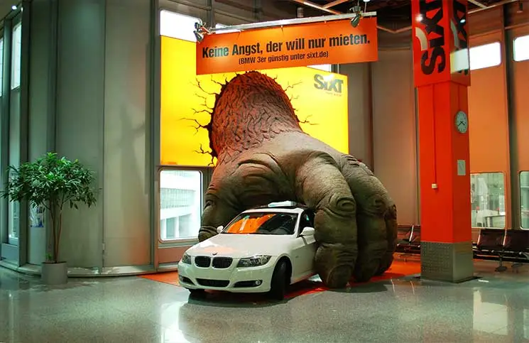 Accion-BTL-Godzilla-agarrando-un-auto
